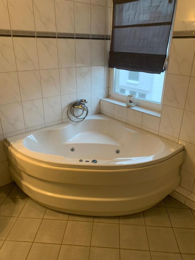 Mainpark Apartment 4 Schlafzimmer Bis Zu 10 Personen Direkt Ueber Aschaffapartment Bei Aschaffenburg Mainaschaff Εξωτερικό φωτογραφία